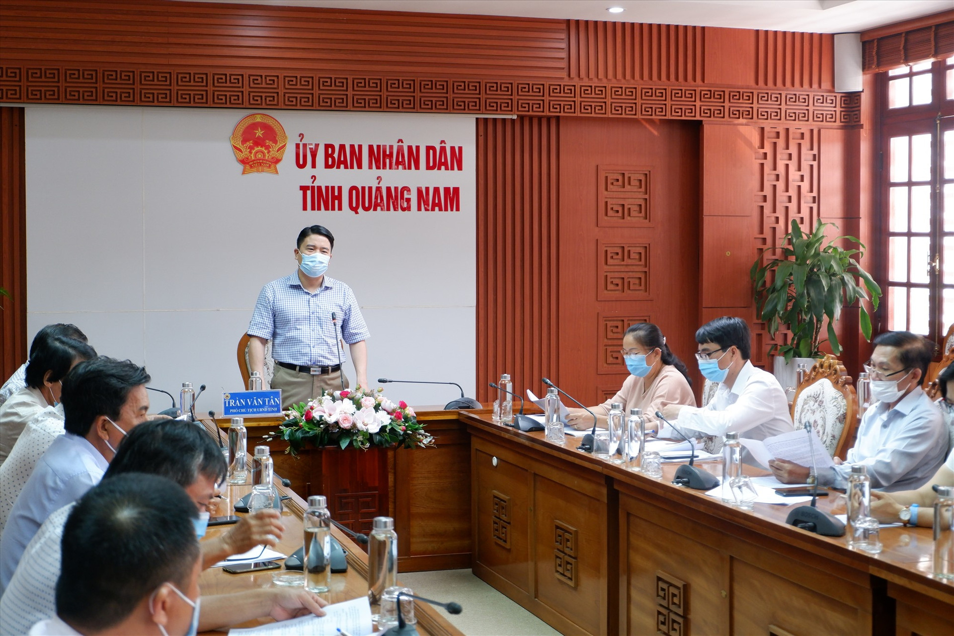 Phó Chủ tịch UBND tỉnh Trần Văn Tân chỉ đạo tại buổi làm việc sáng 22.6. Ảnh: X.H