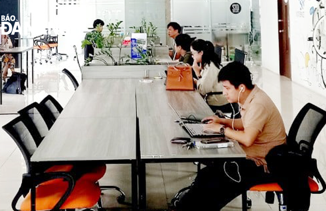 Các nhà khởi nghiệp có thể giao lưu, chia sẻ kinh nghiệm với nhau tại không gian làm việc chung tại IoT Space trên tuyến đường Phan Đăng Lưu, quận Hải Châu. (Ảnh chụp vào tháng 4-2021)Ảnh: P.LAN