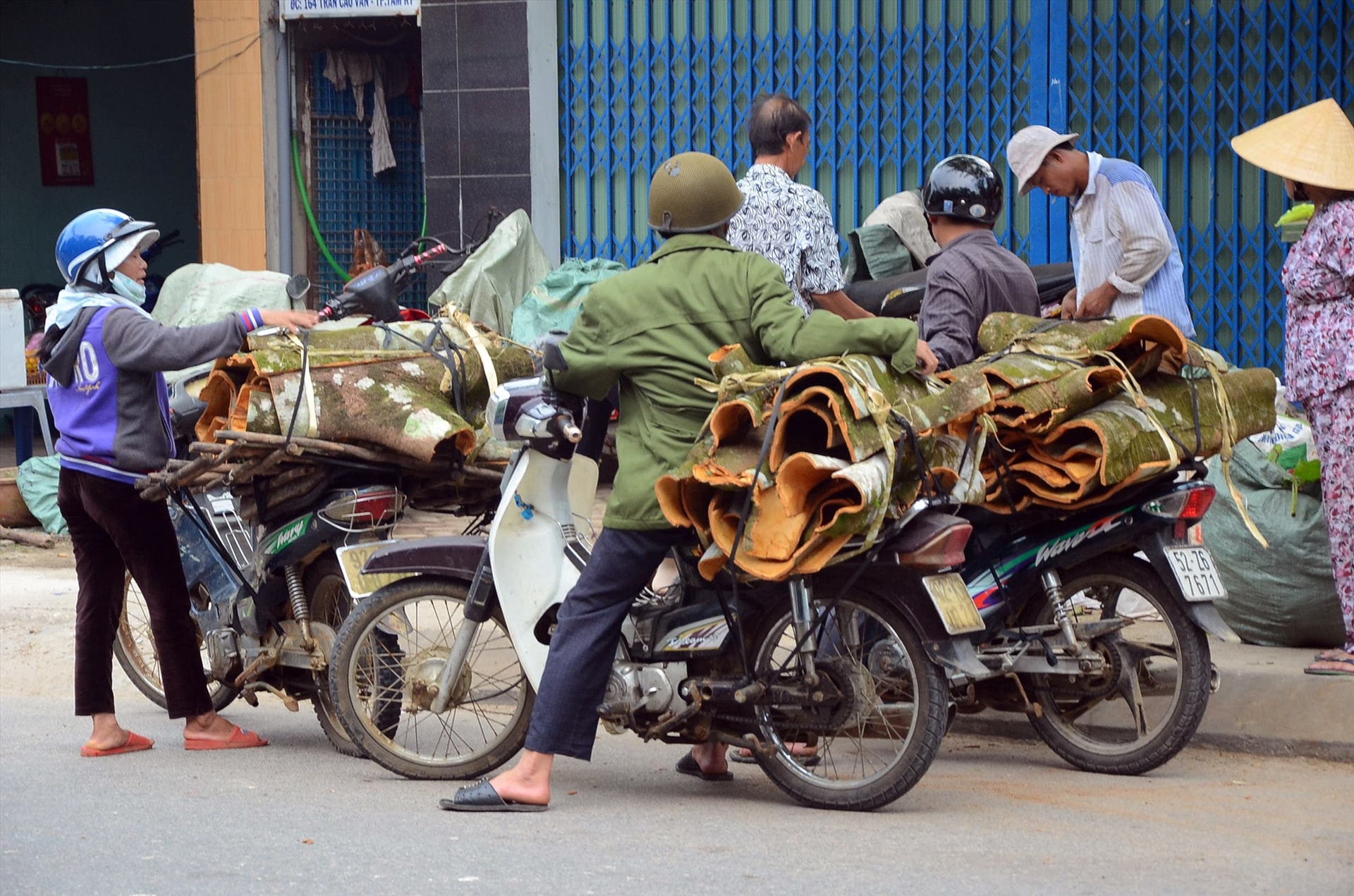 Vỏ quế dược liệu chủ yếu thu mua phục vụ sản xuất thô, chứ chưa có nhà máy chế biến quy mô công nghiệp.