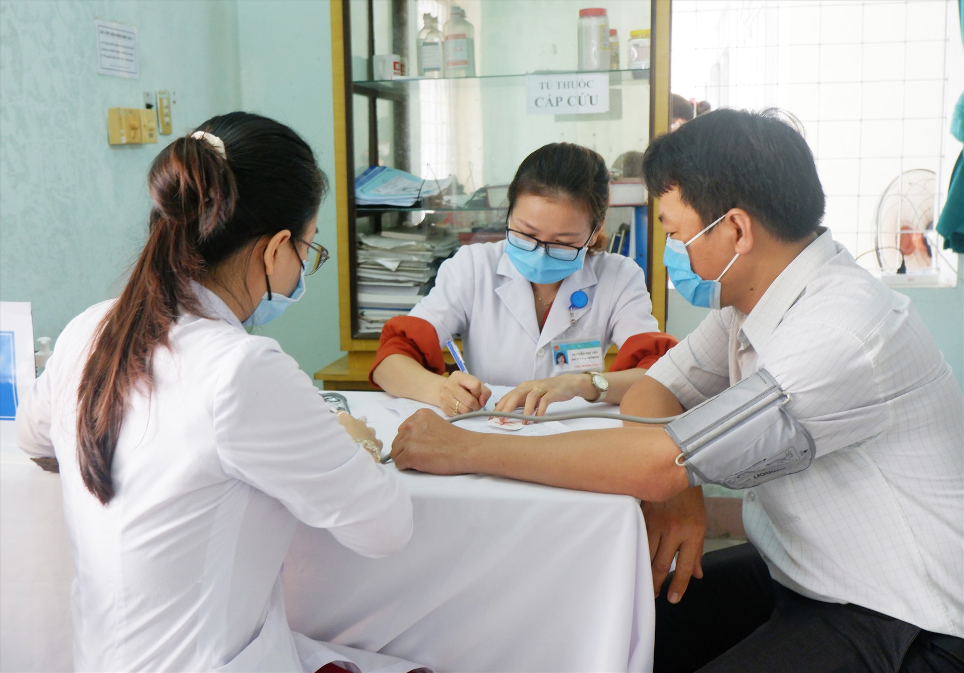 Ngành y tế Quảng Nam đang tìm cách cải thiện nguồn nhân lực hiện rất khan hiếm của mình. Ảnh: L.Q