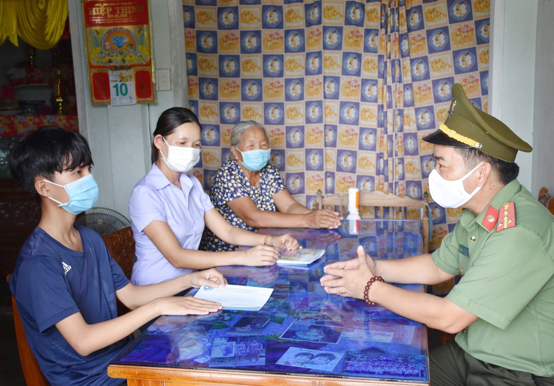 Đại úy Nguyễn Văn Thắng - Bí thư Đoàn Thanh niên Công an Quảng Nam trao kinh phí hỗ trợ Trần Nhật Nguyên. Ảnh: X.MAI