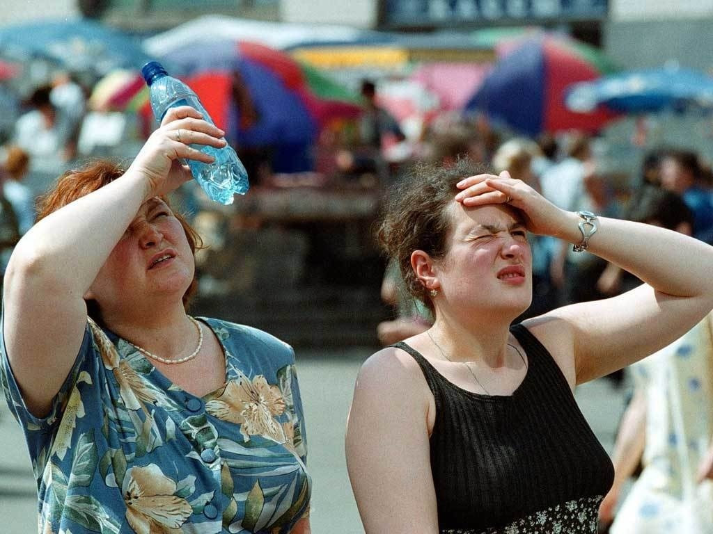 Người dân tại Moscow, Nga hứng chịu nắng nóng như thiêu đốt.  Ảnh: brecorder