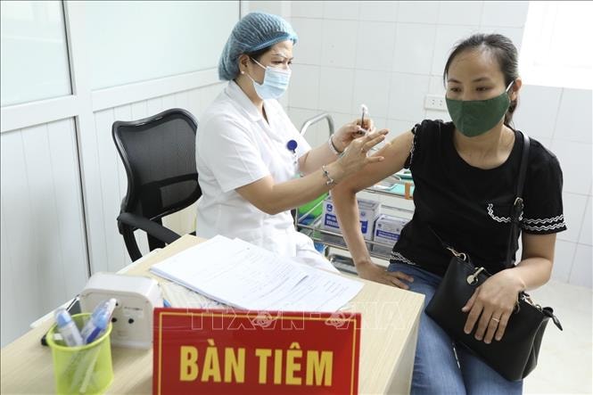 Nhân viên y tế tiêm vaccine Nano Covax phòng Covid-19 cho tình nguyện viên tham gia tiêm thử nghiệm đợt 3 tại Học viện Quân y. Ảnh: Minh Quyết/TTXVN