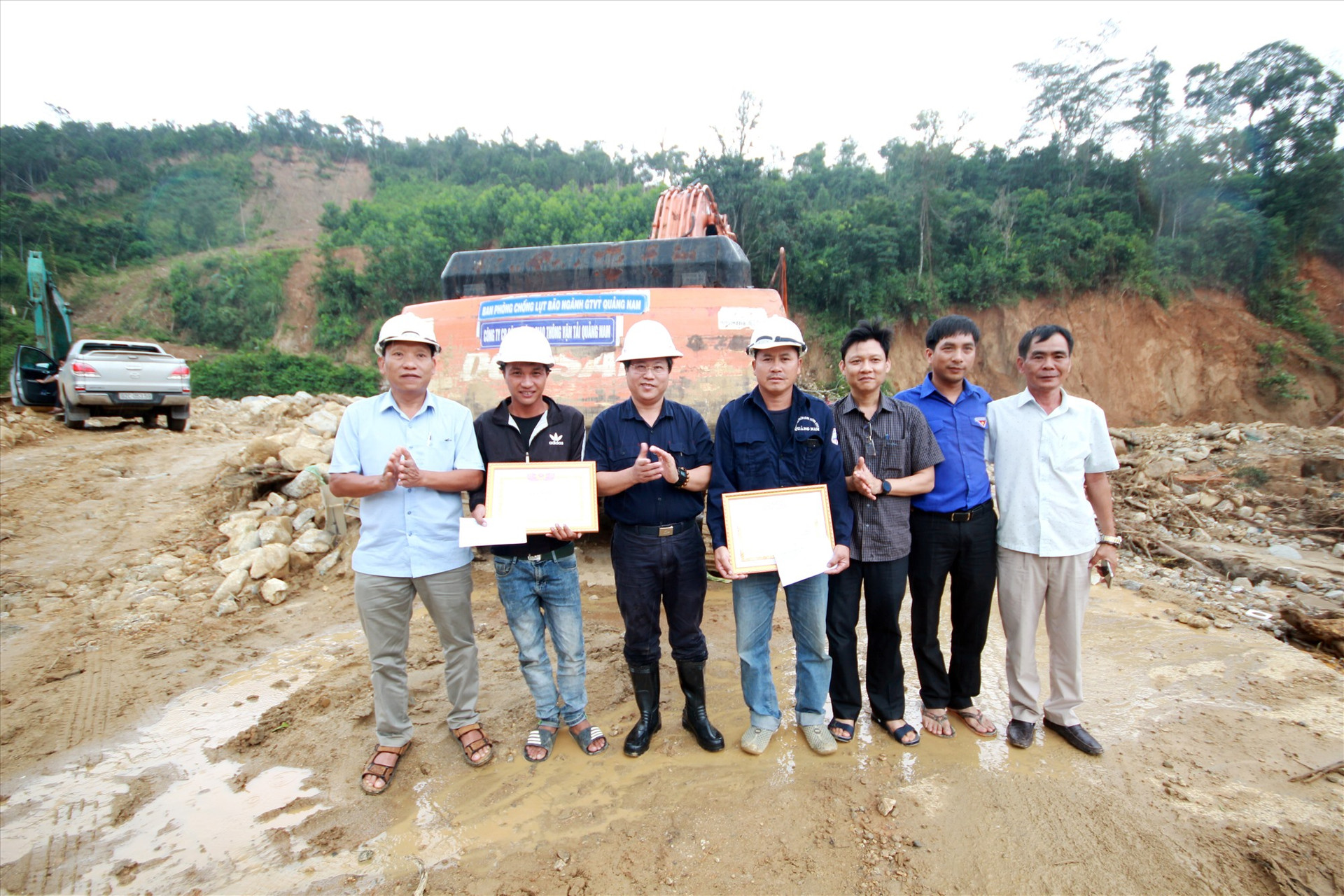 Giám đốc Sở GTVT Văn Anh Tuấn (thứ 3 từ trái sang) khen thưởng lực lượng của ngành, trong đó có công ty chi viện cho Phước Sơn khắc phục sạt lở do mưa lũ. Ảnh: TCT