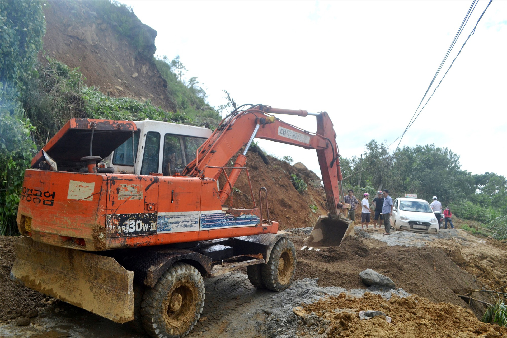 DN khắc phục khẩn cấp sạt lở trên quốc lộ 40B, để thông đường triển khai công tác cứu hộ, cứu nạn tại Trà Leng (Nam Trà My). Ảnh: TCT