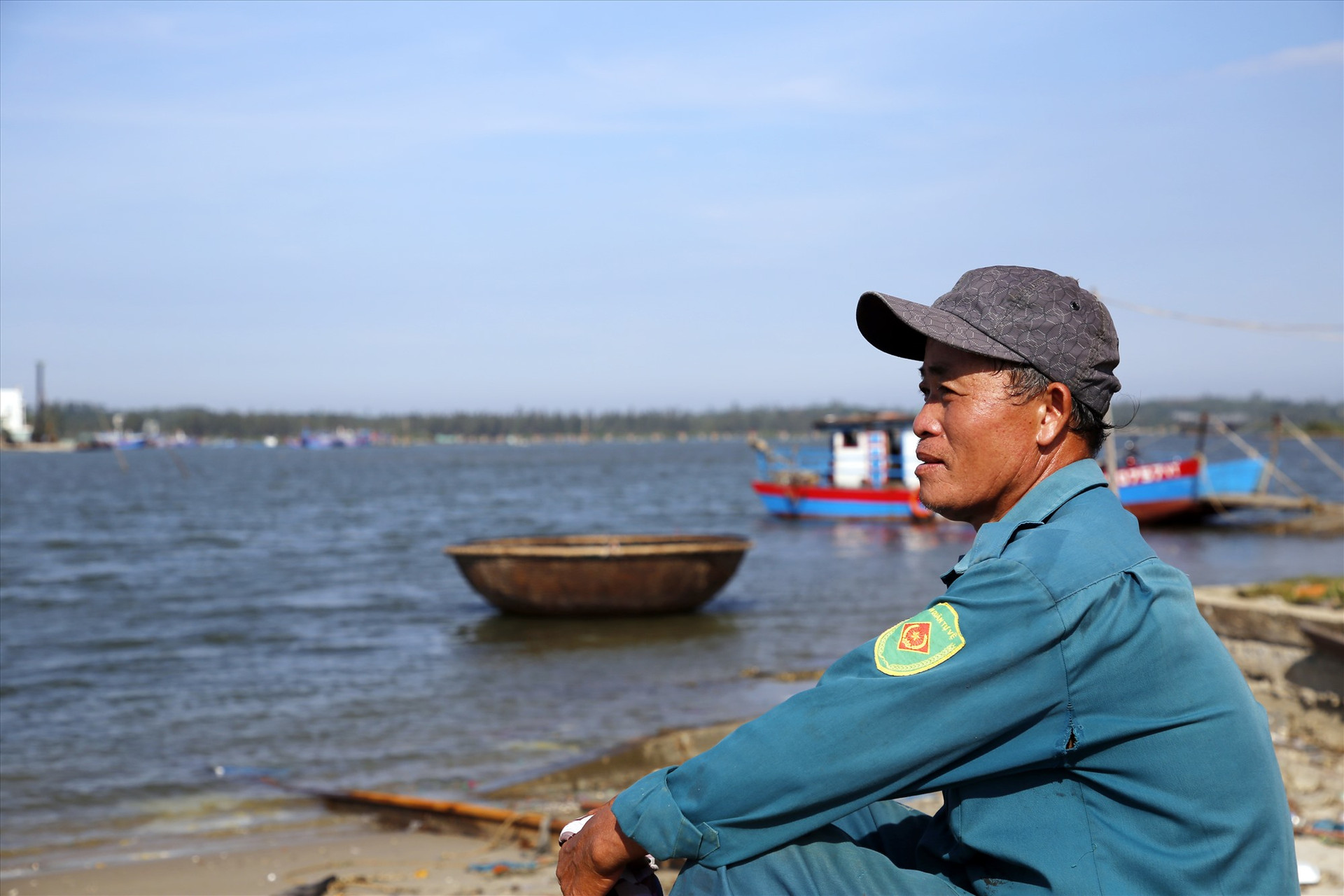 Ông Nguyễn Văn Thịnh là một ngư dân dạn dày sóng gió. Ảnh: T.C