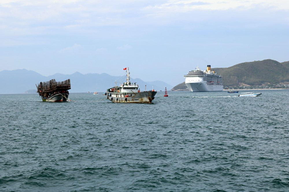 Tàu QNa-90839TS từng bị hỏng máy trôi dạt, được lai dắt vào Khánh Hòa vào năm 2018. Ảnh: H.A
