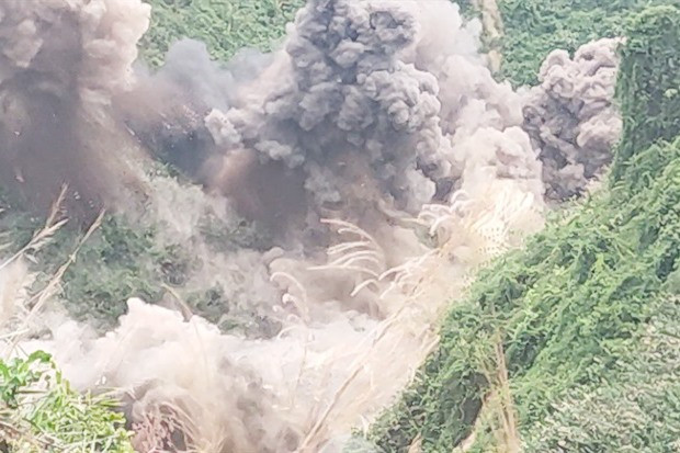 Việc nổ mìn đánh sập các hầm vàng tại Vườn quốc gia Sông Thanh đã an toàn tuyệt đối. Ảnh: H.A