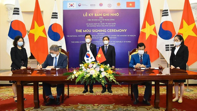 Hai Bộ trưởng Ngoại giao chứng kiến lễ ký Bản ghi nhớ về Chương trình ứng phó COVID-19 giữa Viện vệ sinh dịch tễ Trung ương và Cơ quan hợp tác quốc tế Hàn Quốc (Ảnh: VGP)