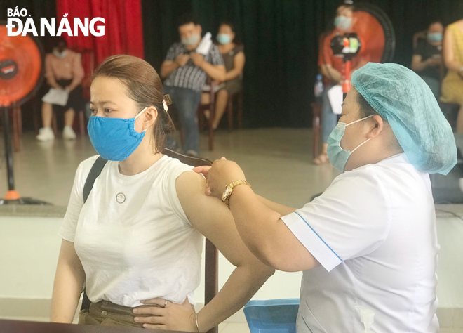 Tiêm vắc-xin phòng Covid-19 tại Trung tâm Y tế quận Hải Châu. Ảnh: PHAN CHUNG