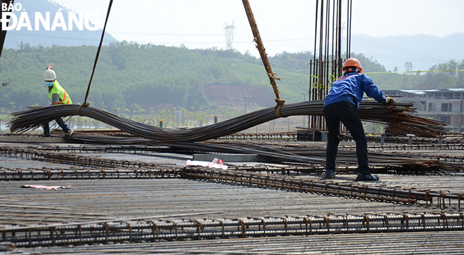 Giá thép, cát xây dựng được công bố để bình ổn thị trường tạo sự ổn định cho nhà thầu khi thi công dự án. Trong ảnh: Hoạt động thi công  tại dự án Khu Công nghệ thông tin tập trung. Ảnh: TRIỆU TÙNG