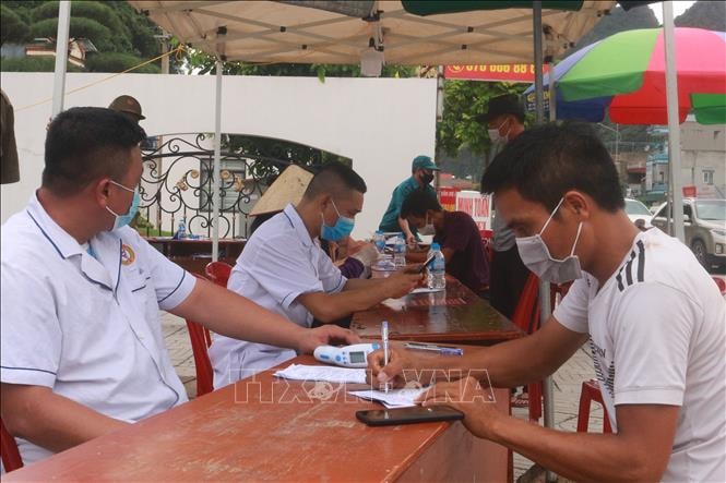 Người dân khai báo y tế, phòng dịch COVID-19. Ảnh: TTXVN