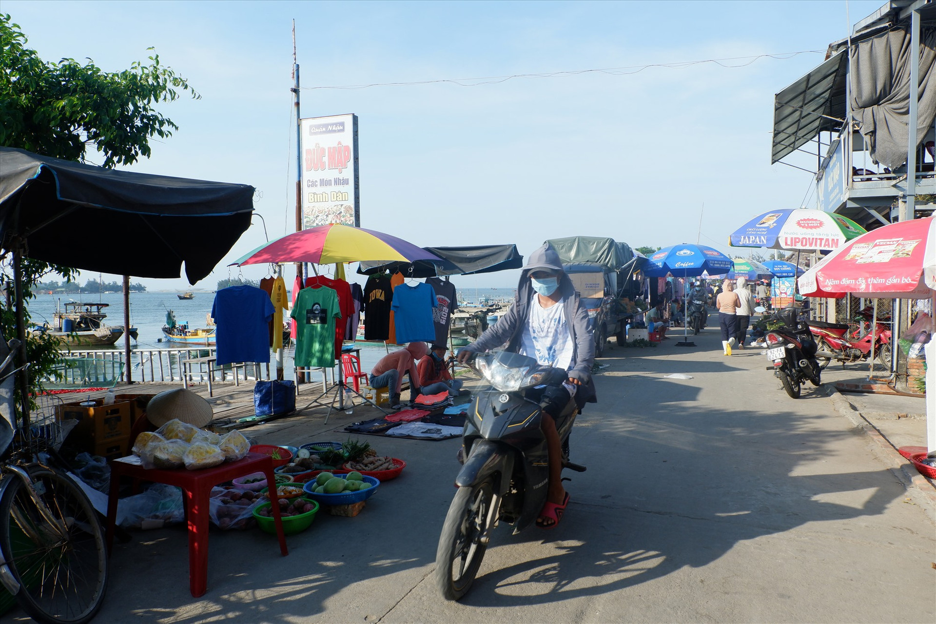 Khu chợ ven đường ở bến cá An Lương (xã Duy Hải). Ảnh: X.HIỀN