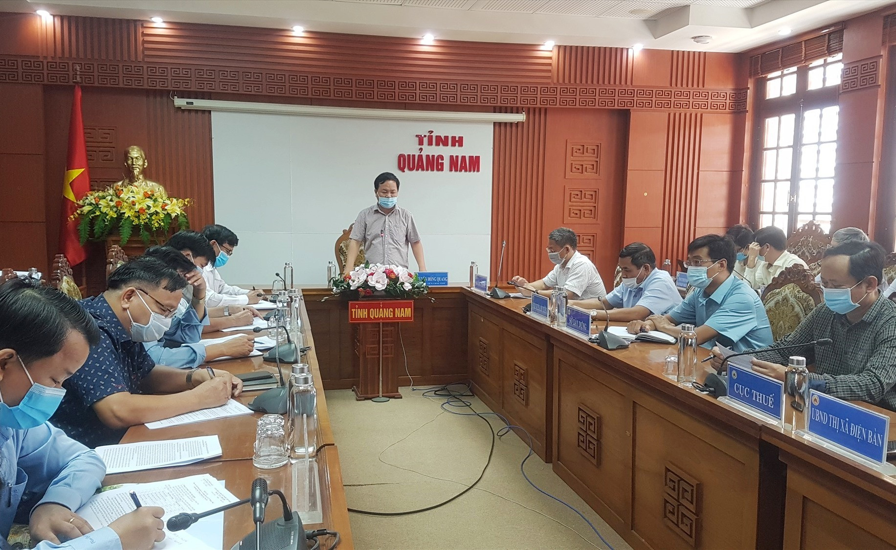 Phó Chủ tịch UBND tỉnh Nguyễn Hồng Quang chủ trì buổi làm việc sáng nay. Ảnh: D.L