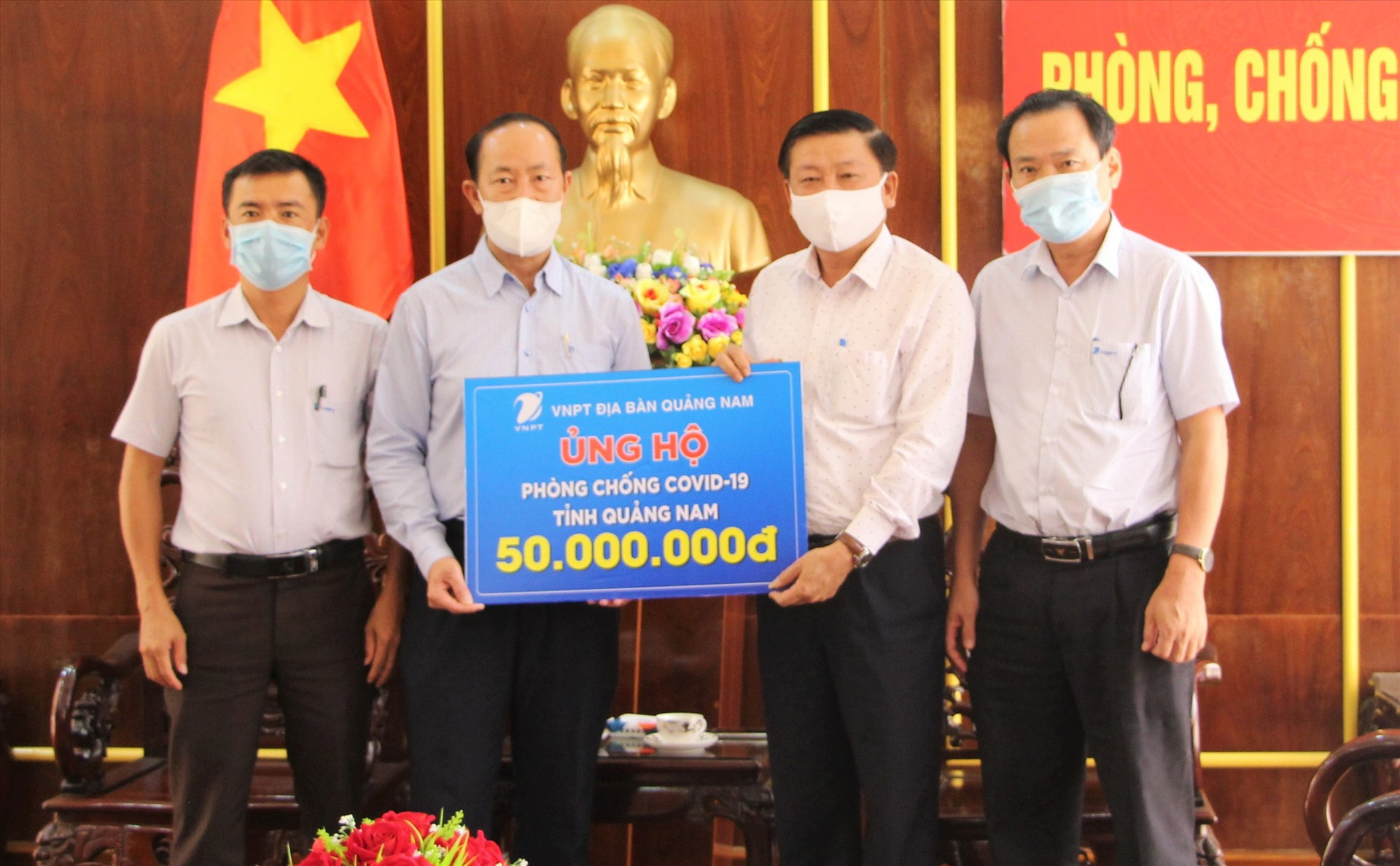 VNPT ủng hộ 50 triệu đồng phòng chống dịch qua Ủy ban MTTQ Việt Nam tỉnh. Ảnh: Mặt trận