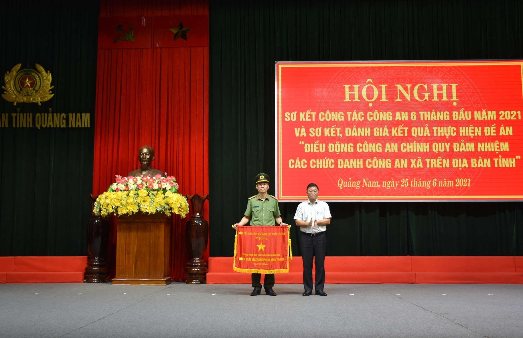 Thừa ủy quyền của Thủ tướng Chính phủ, đồng chí Lê Trí Thanh trao Cờ thi đua của Chính phủ cho Phòng Tham mưu Công an tỉnh.
