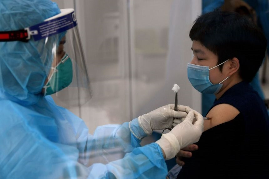 Vắc xin vẫn là chìa khóa chống lại đại dịch Covid-19. Ảnh: AFP