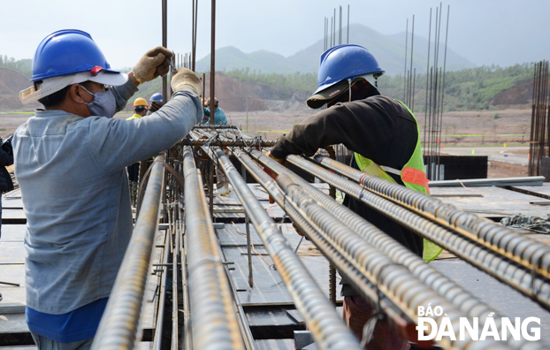 Thị trường bất động sản công nghiệp trên địa bàn thành phố được dự báo có xu hướng tăng. TRONG ẢNH: Công nhân thi công tại dự án Khu Công nghệ thông tin tập trung Đà Nẵng ở huyện Hòa Vang. Ảnh: TRIỆU TÙNG