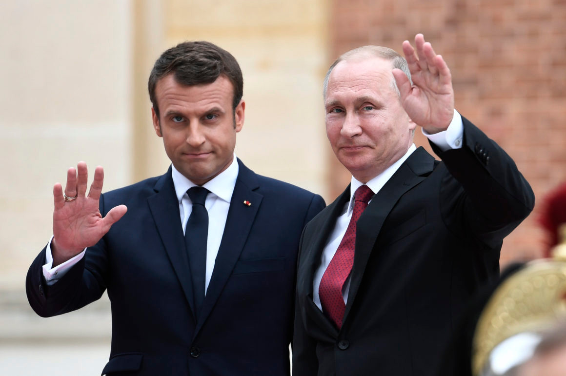 Tổng thống Pháp Emmanuel Macron (trái) và người đồng cấp Nga Vladimir Putin trong một cuộc gặp gỡ tại Versailles (Pháp). Hai năm qua, Pháp đã chủ động “cài đặt lại” quan hệ với Nga.                Ảnh: AFP