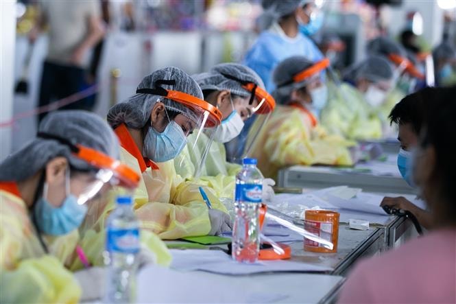 Tiêm vaccine ngừa COVID-19 tại một trung tâm tiêm chủng ở Viêng Chăn, Lào, ngày 17/6/2021. Ảnh: THX/TTXVN