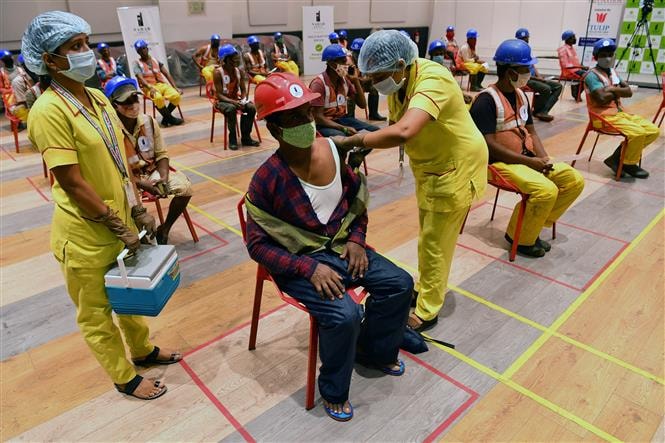 Nhân viên y tế tiêm vaccine phòng COVID-19 cho người dân tại Mumbai, Ấn Độ, ngày 16/6/2021. Ảnh: AFP/ TTXVN