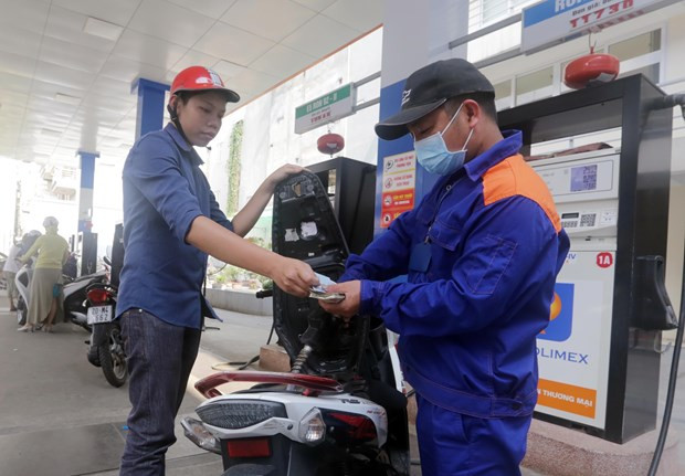 Một điểm bán xăng dầu trên địa bàn Hà Nội. (Ảnh: TTXVN)