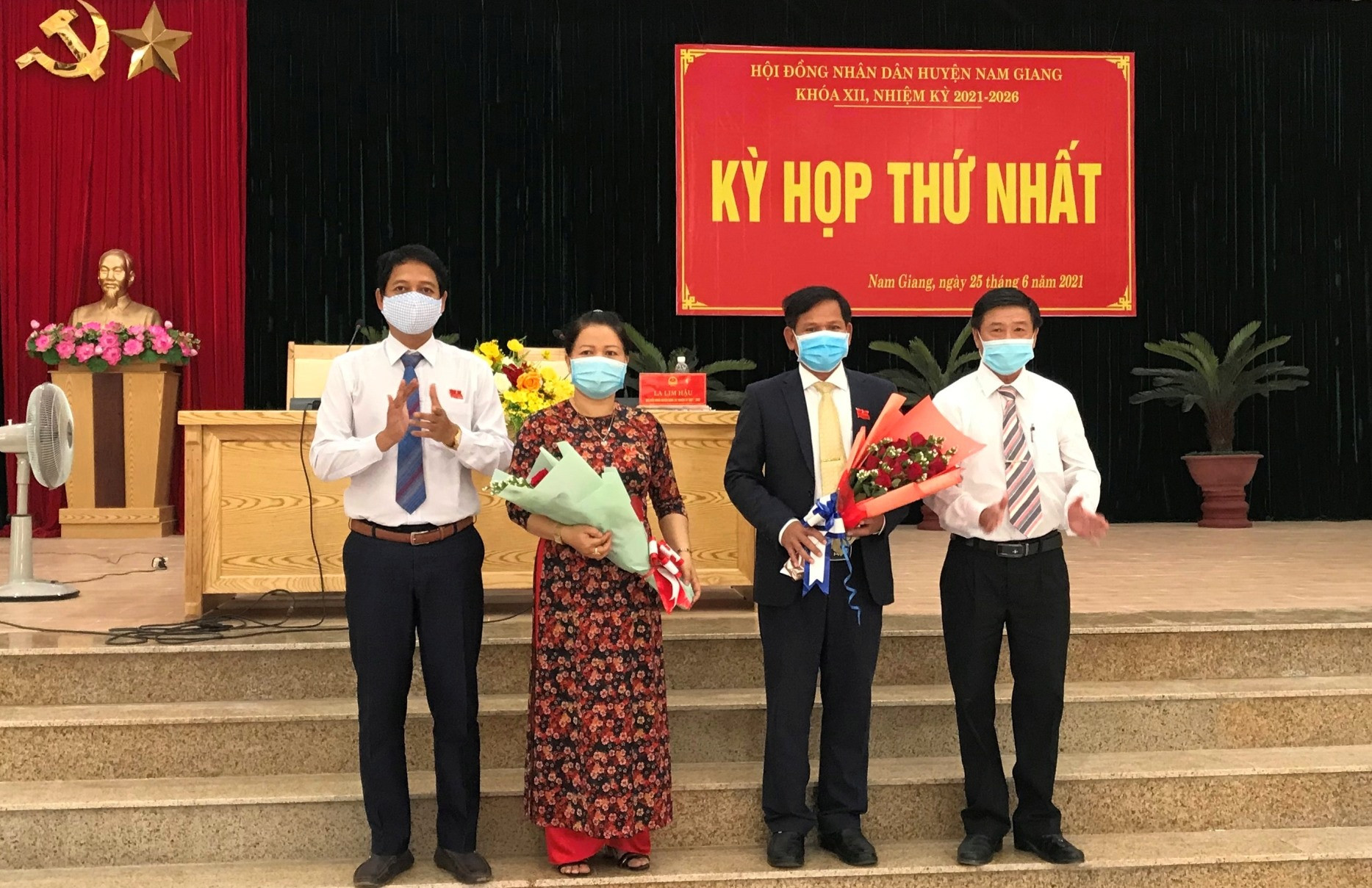 Ông La Lim Hậu ( cầm hoa) và Bà Zơ Râm Thị Hai tái cử chức danh Chủ tịchHĐND và phó chủ tịch HĐND huyện Nam Giang nhiệm kỳ 2021-2026