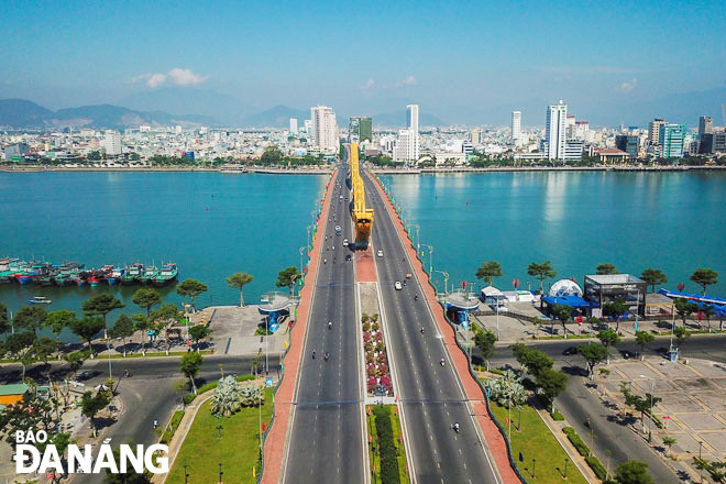 Trục giao thông hướng đông-tây tiếp tục được đầu tư như hầm qua sông Hàn, cầu qua sông theo trục tuyến đường Bùi Tá Hán (quận Ngũ Hành Sơn) qua Khu đô thị Hòa Xuân... Trong ảnh: Trục đường Võ Văn Kiệt- Nguyễn Văn Linh qua cầu Rồng. Ảnh: TRIỆU TÙNG