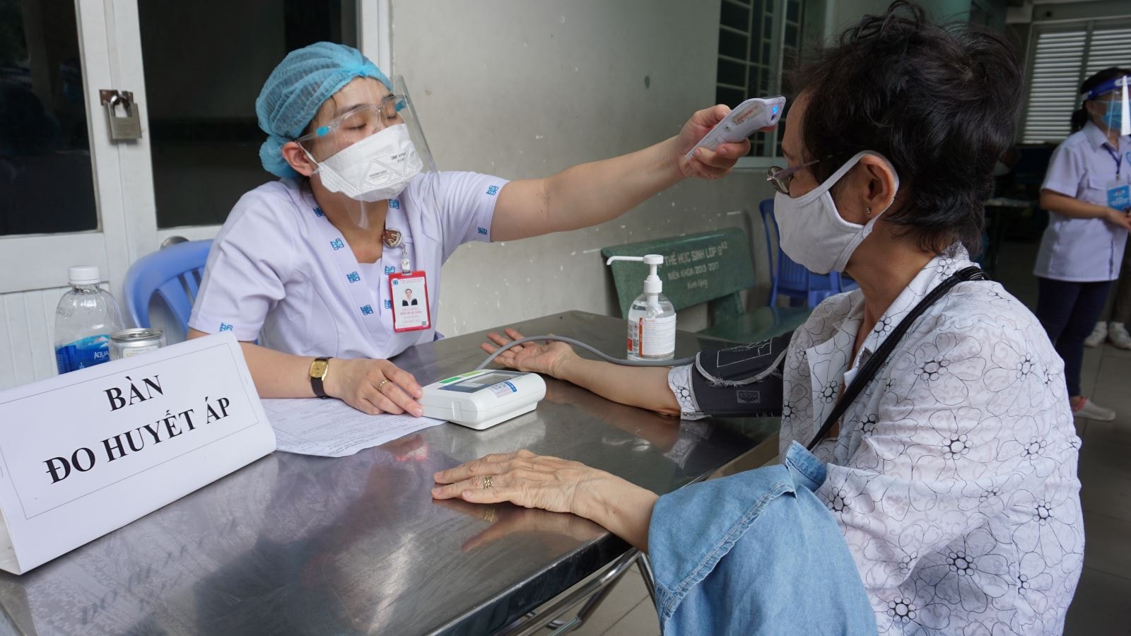 Chính quyền địa phương chịu trách nhiệm theo dõi, giám sát chặt chẽ, tổ chức lấy mẫu xét nghiệm cho người cách ly theo quy định. Ảnh: Đan Phương/Báo Tin tức