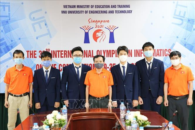 Cả 4 học sinh Việt Nam dự thi Olympic Tin học quốc tế 2021 đều đạt huy chương Bạc. Ảnh: TTXVN phát