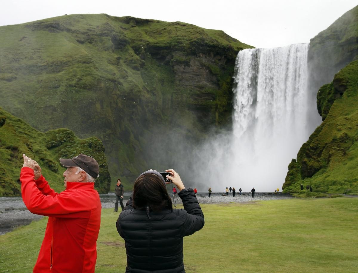 Du khách thăm quan hòn đảo xinh đẹp Iceland. Ảnh: GVA