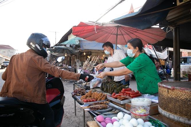 Người dân đeo khẩu trang phòng dịch Covid-19 tại Viêng Chăn, Lào, ngày 19-6-2021. Ảnh: THX/ TTXVN