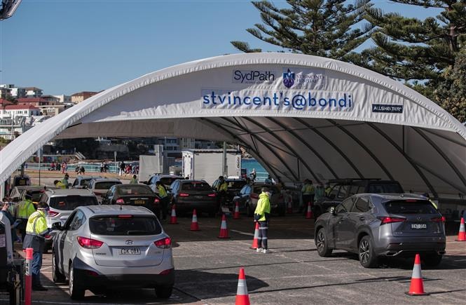 Nhân viên y tế làm việc tại một điểm xét nghiệm Covid-19 tại Sydney, Australia, ngày 26-6-2021. Ảnh: THX/ TTXVN