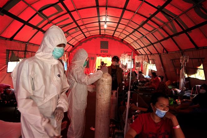 Nhân viên y tế chuẩn bị bình oxy cho bệnh nhân Covid-19 tại Bekasi, Indonesia, ngày 25-6-2021. Ảnh: THX/ TTXVN