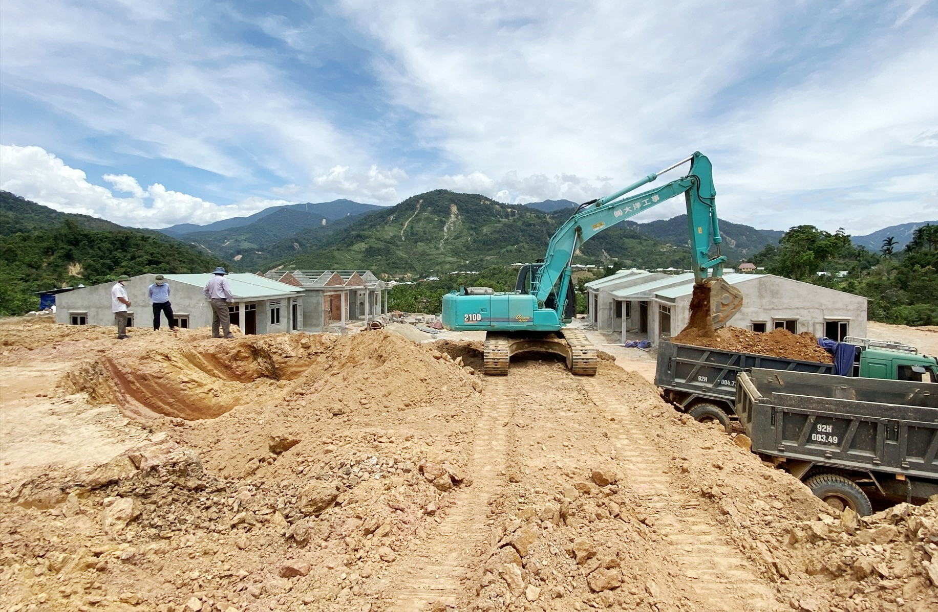 Nhiều căn nhà đang dần hình thành trên khu TĐC thôn 2, xã Phước Thành.