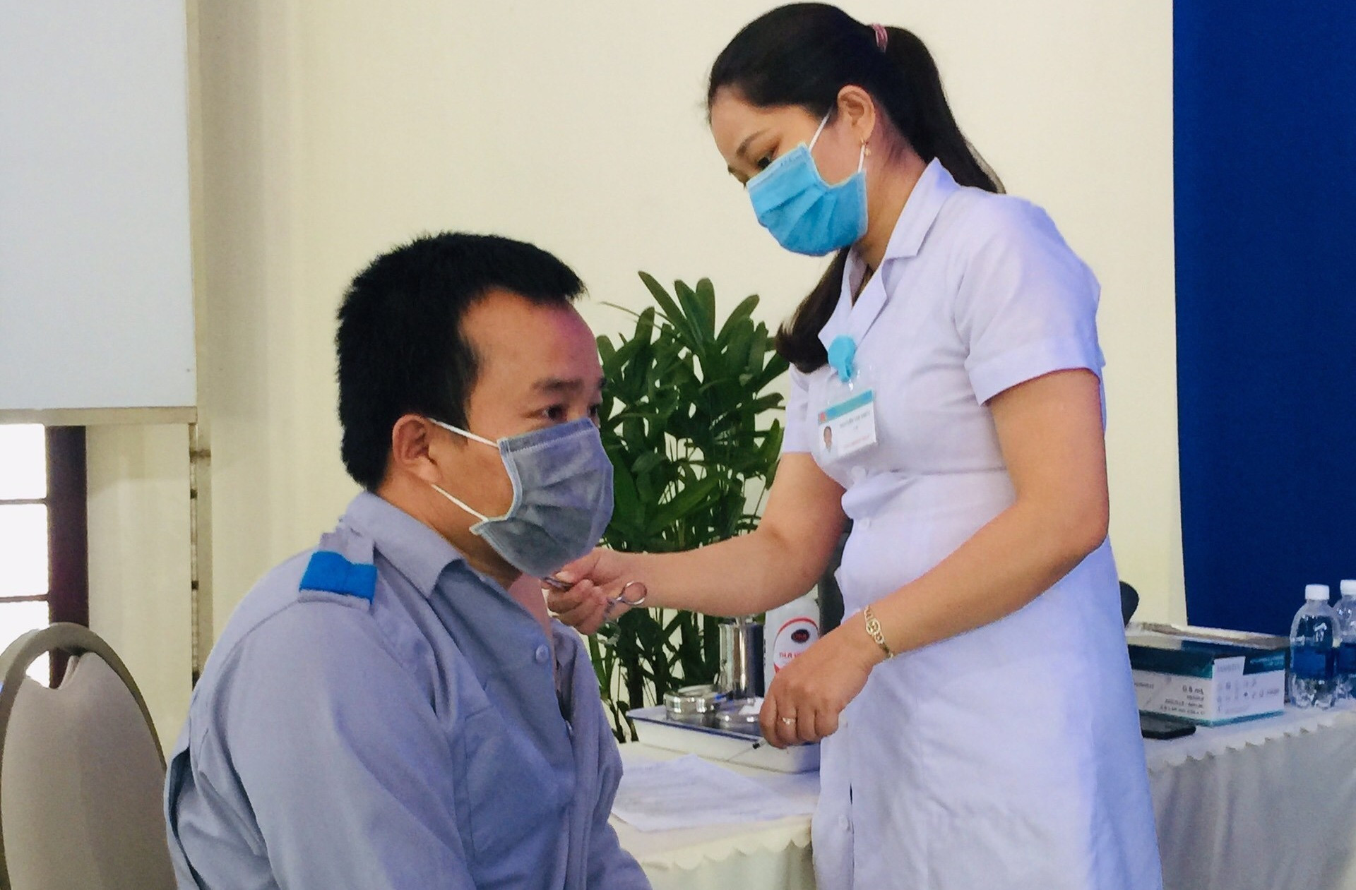 Quảng Nam bắt đầu triển khai tiêm vắc xin đợt 2 vào ngày 16.6. Trong ảnh, người lao động Công ty THACO Trường Hải được tiêm vắc xin. Ảnh: H.V