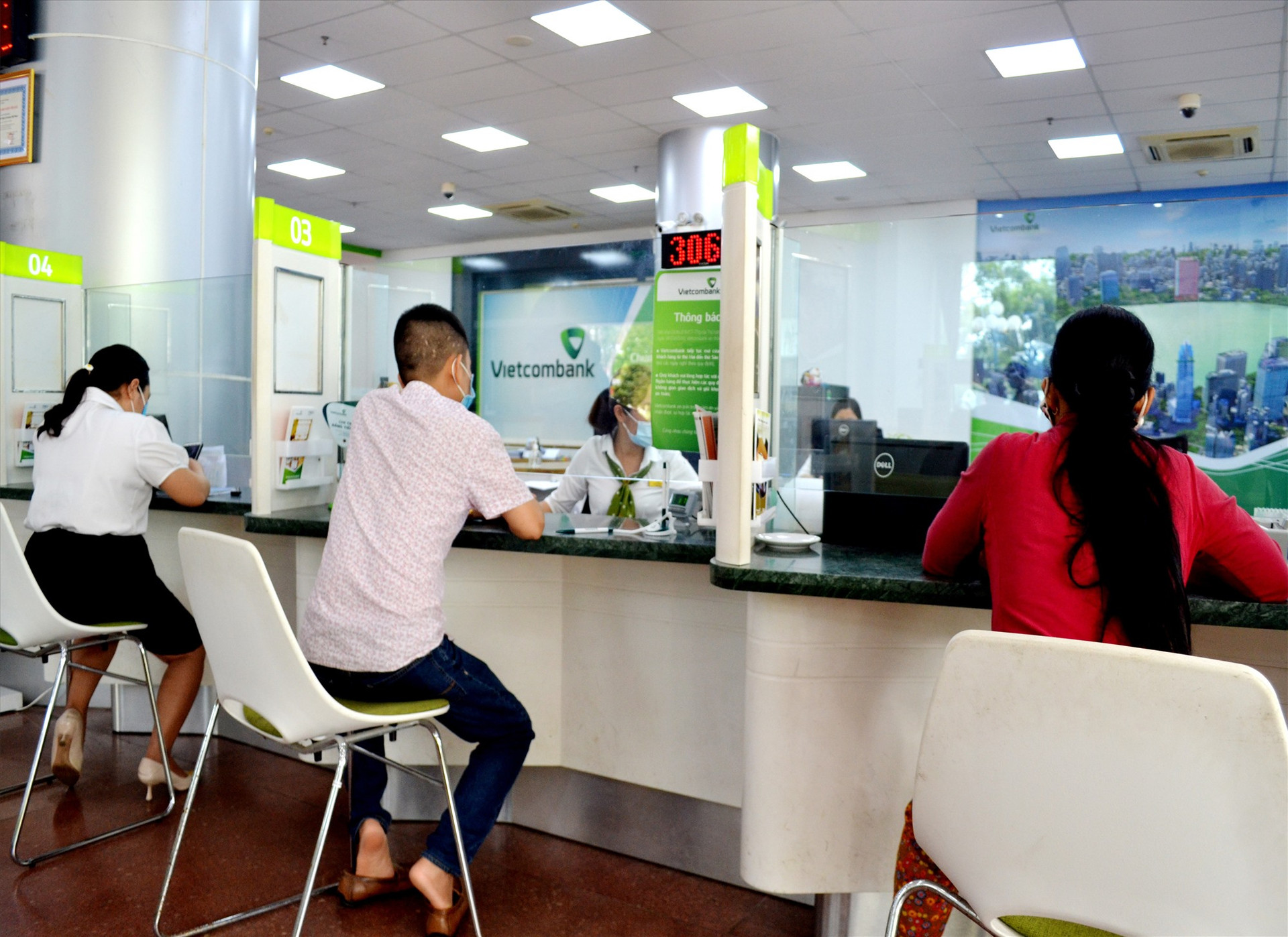 Khách hàng giao dịch ngân hàng tại Vietcombank chi nhánh Quảng Nam. Ảnh: VIỆT NGUYỄN