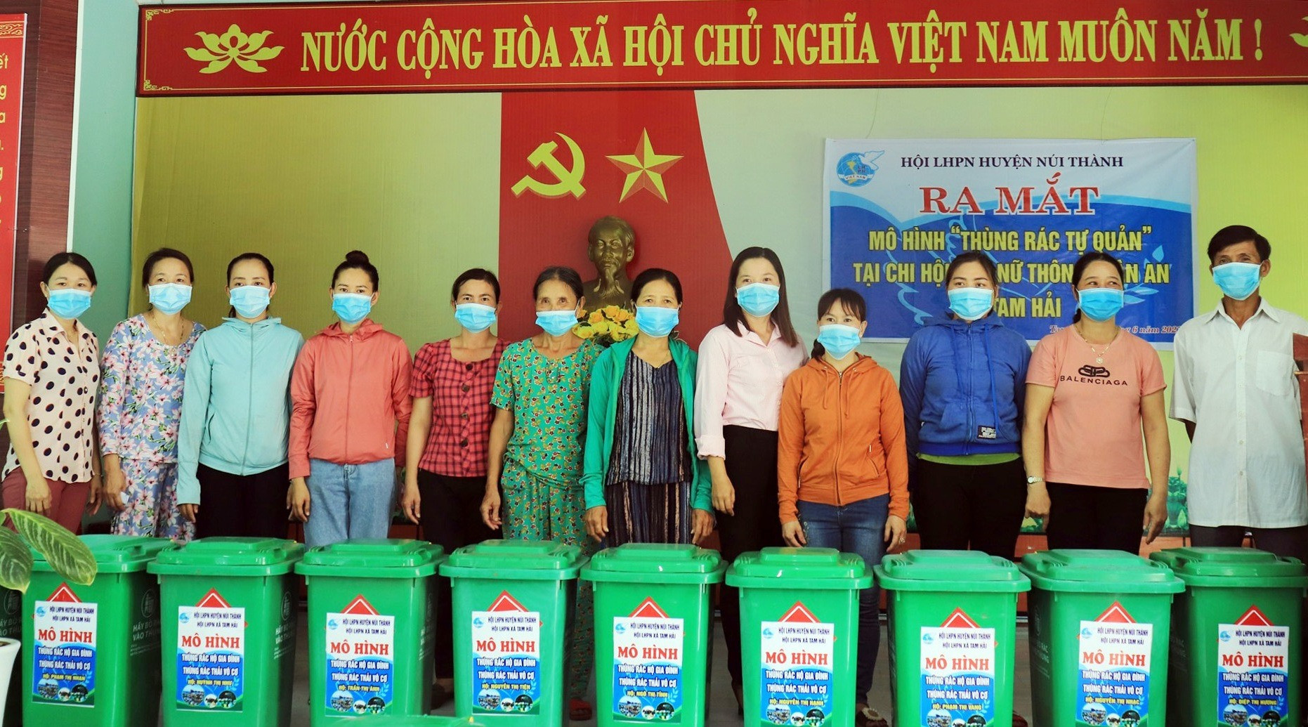 Chị Đoàn Lê Nhi Hạnh (bên trái) trao tặng thùng rác cho 30 hộ gia đình.