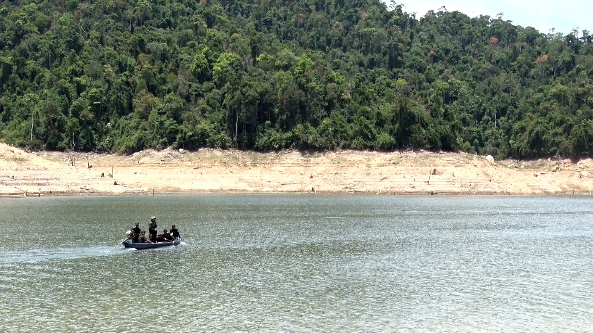 Hình Đội tuần tra Ban quản lý rừng phòng hộ huyện Bắc Trà My đi kiểm tra khu vực ươi đang chín rộ tại khu vực lòng hồ giáp ranh thôn 6 xã Trà Bui, huyện Bắc Trà My.