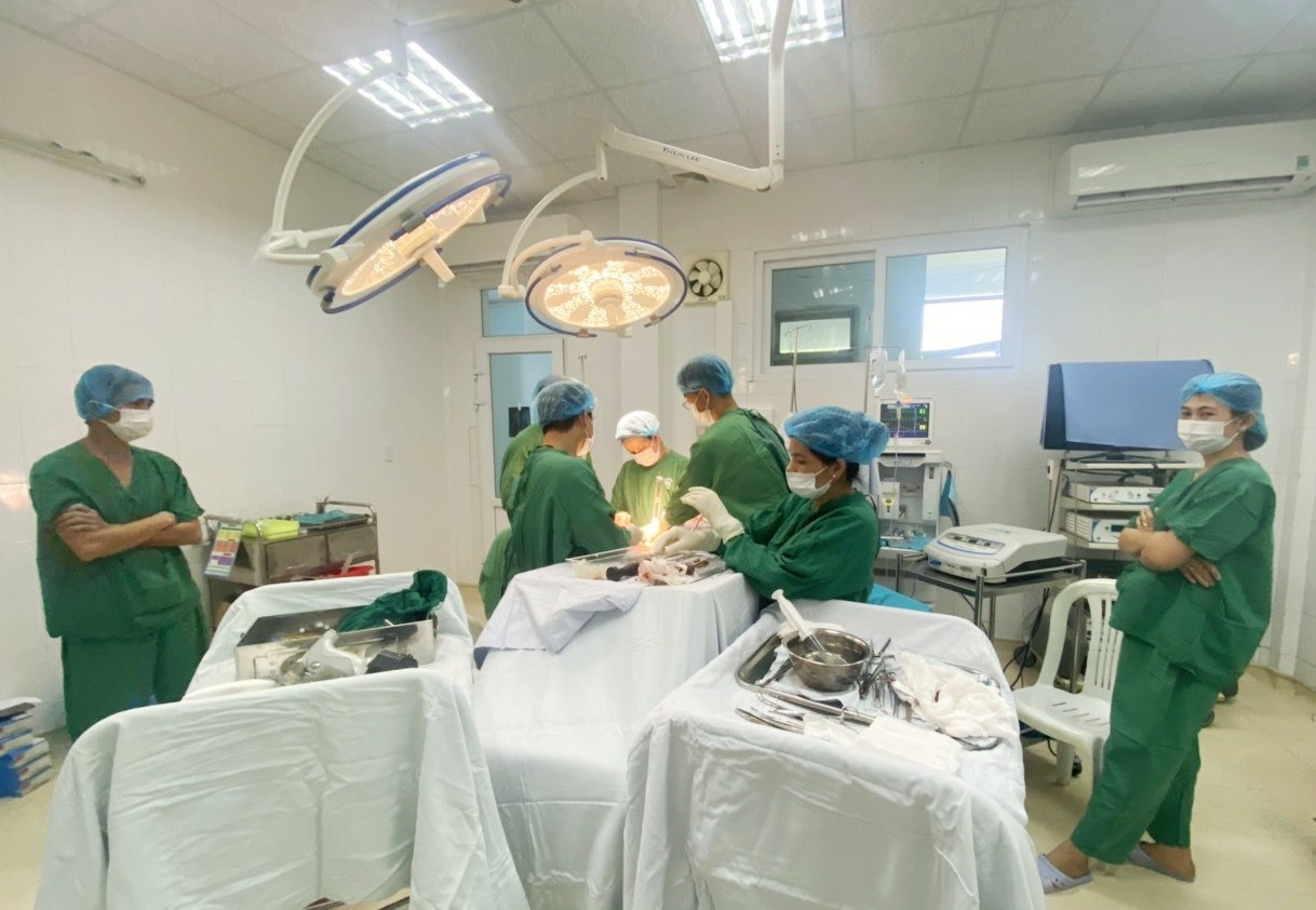 Các bác sĩ khoa Ngoại Chấn thương - Bỏng (BV Đa khoa Quảng Nam) tiến hành phẫu thuật cho bệnh nhân. Ảnh: N.L
