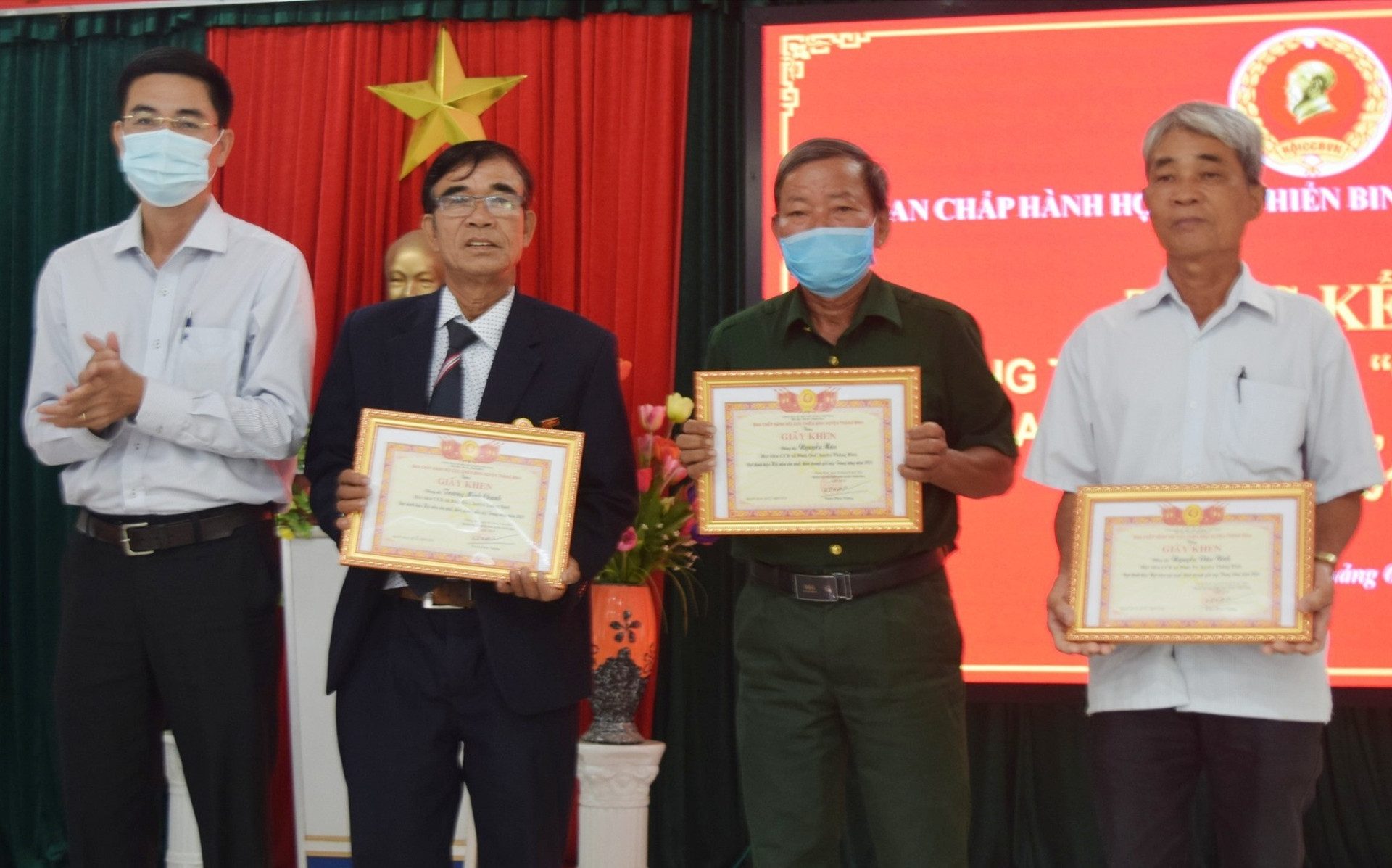 Lãnh đạo huyện Thăng Bình trao tặng giấy khen công nhận danh hiệu nông dân sản xuất kinh doanh giỏi các cấp