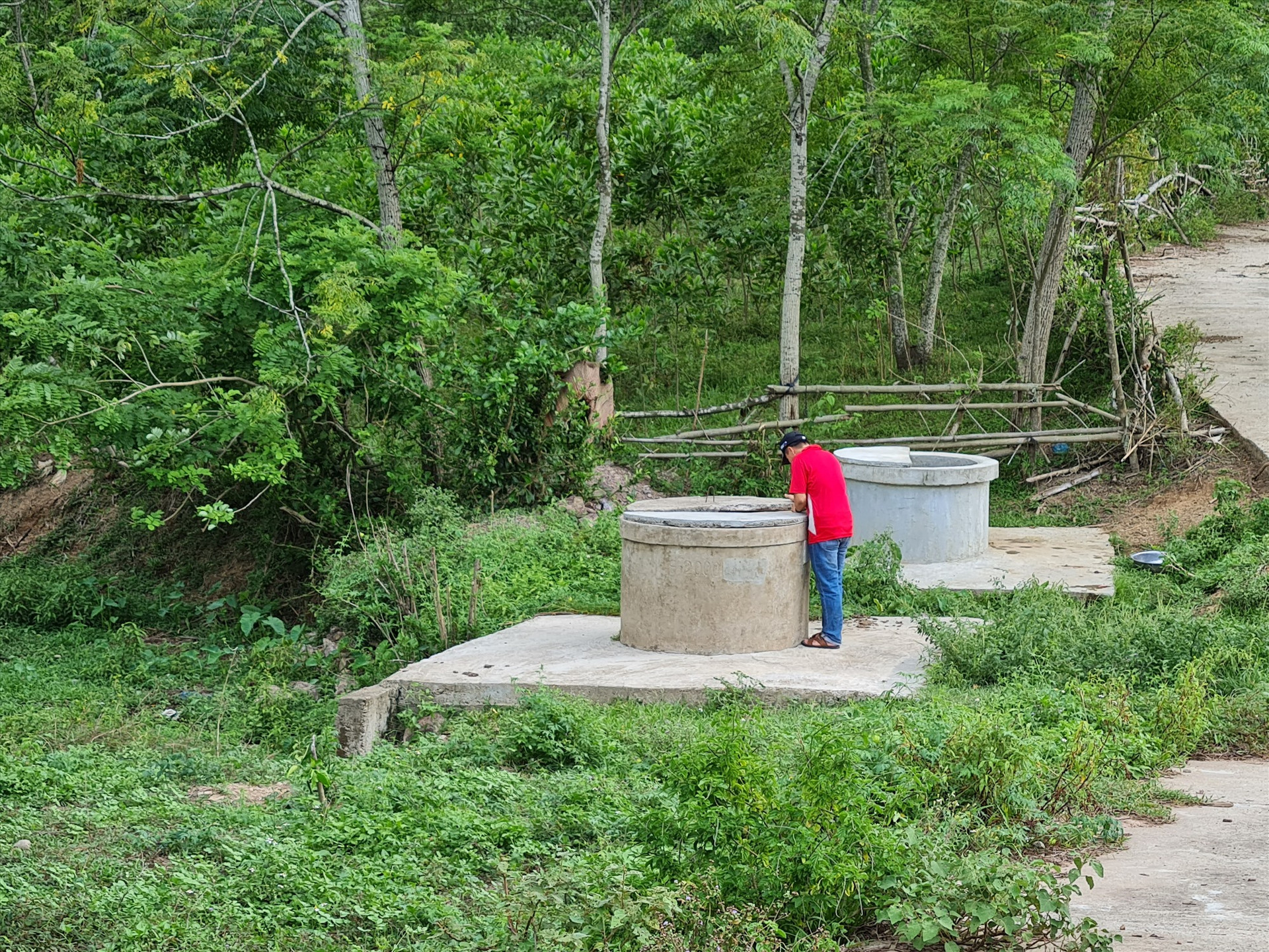 Hai giếng đào tại thôn Dùi Chiêng không còn giọt nước giữa nắng hạn. Ảnh: HOÀNG LIÊN