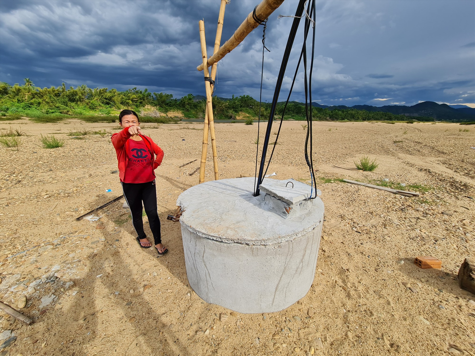 Công trình giếng đóng nằm sát sông được nhóm hộ tại thôn Dùi Chiêng chung tay, góp sức để đưa nước về làng. Ảnh: HOÀNG LIÊN