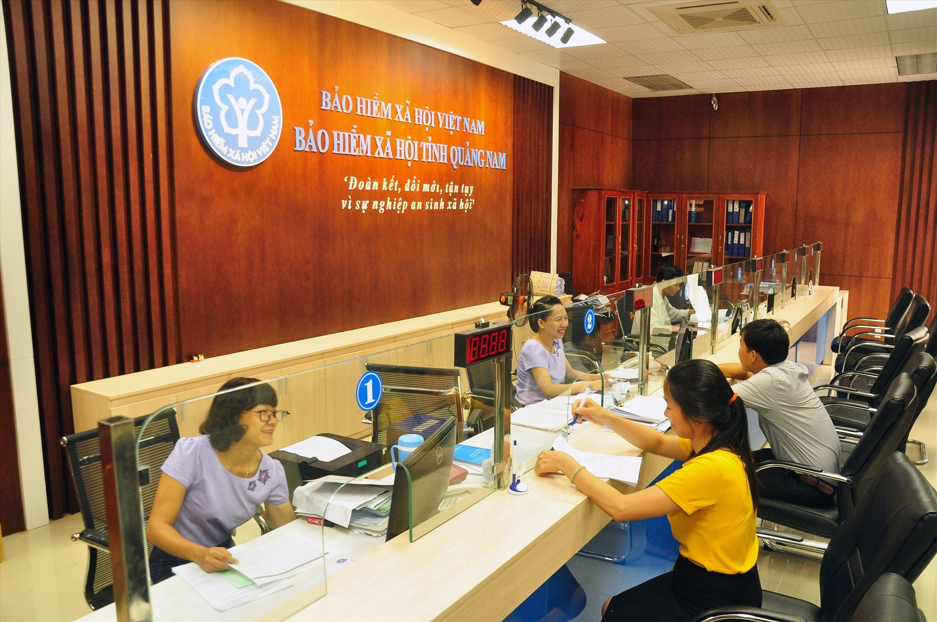 BHXH Việt Nam là đơn vị đầu tiên ngoài ngành công an được triển khai dịch vụ kết nối và xác thực dữ liệu từ CSDLQG về dân cư. Ảnh: B.H