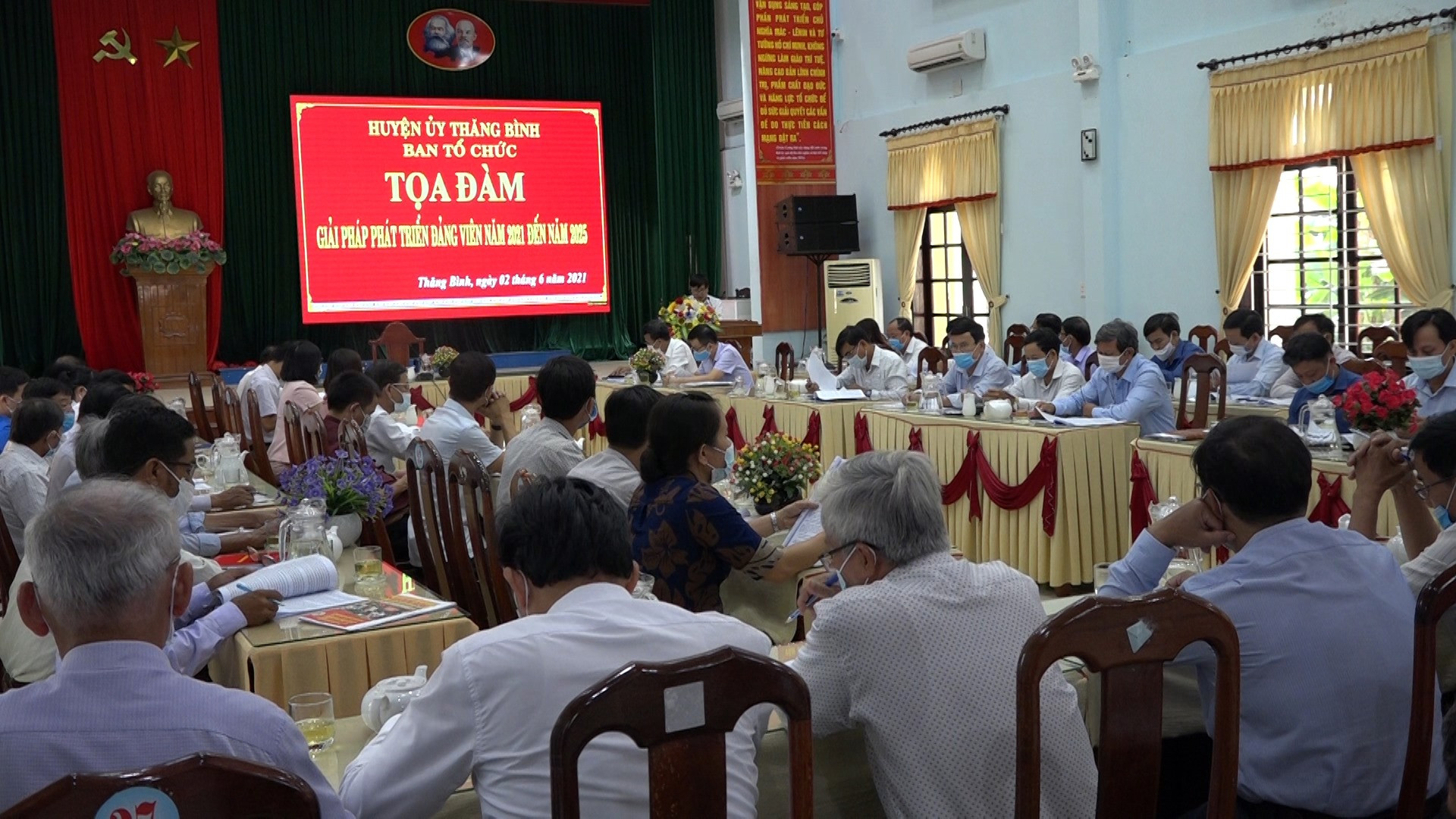 Quang cảnh buổi tọa đàm bàn giải pháp phát triển đảng viên vừa được huyện Thăng Bình tổ chức. Ảnh: MINH TÂN