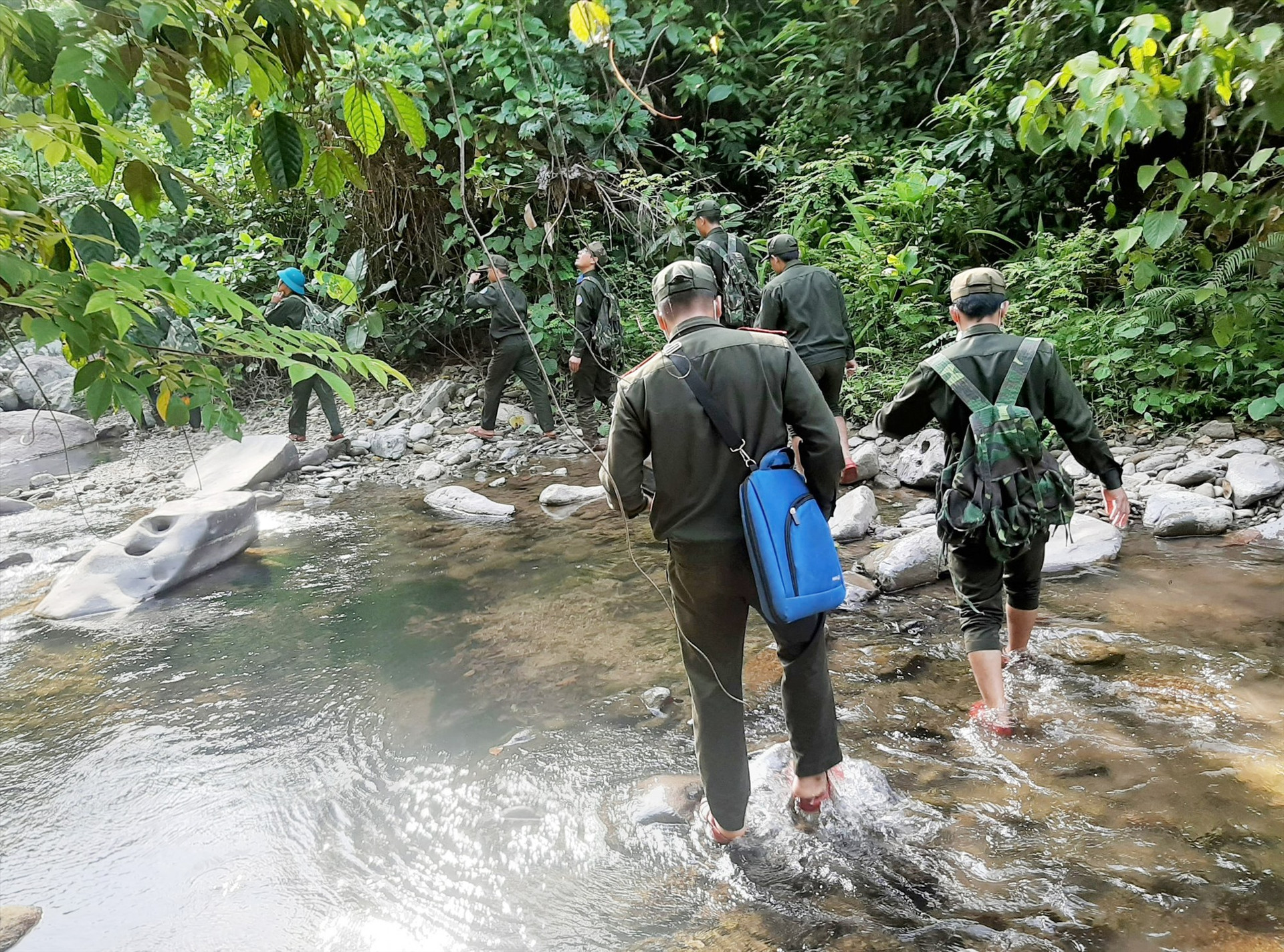 Thường xuyên tổ chức tuần tra, kiểm soát giúp lực lượng bảo vệ rừng Nam Giang giữ an toàn địa phận quản lý trong mùa khô. Ảnh: ALĂNG NGƯỚC