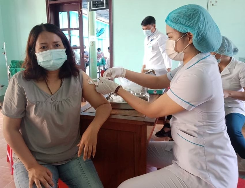 Trung tâm y tế huyện Tây Giang triển khai tiêm vắcxin phòng Covid-19 đợt 2. Ảnh H.Thúy