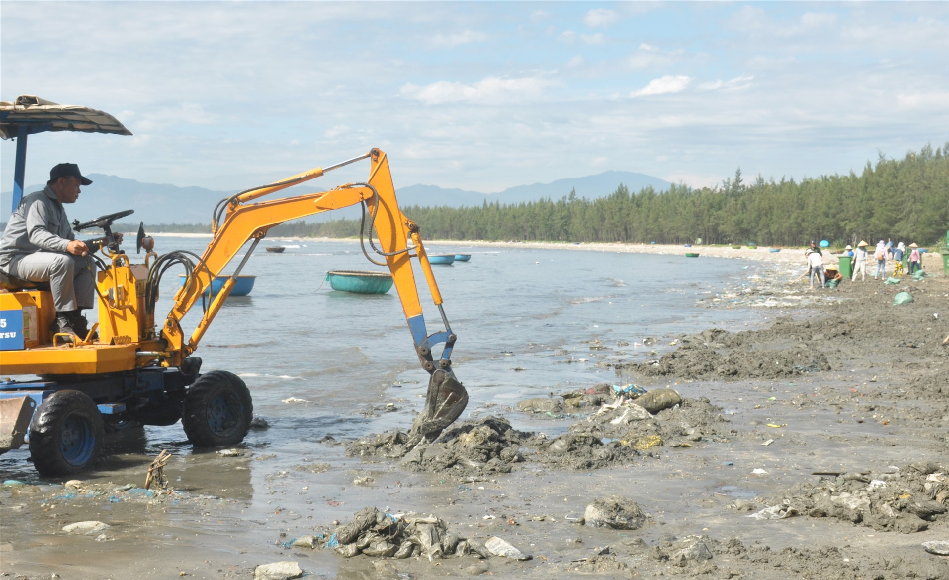 Nhân viên môi trường trục với, thu gom rác thải nhựa tại bờ biển xã đảo Tam Hải. Ảnh: N.Đ