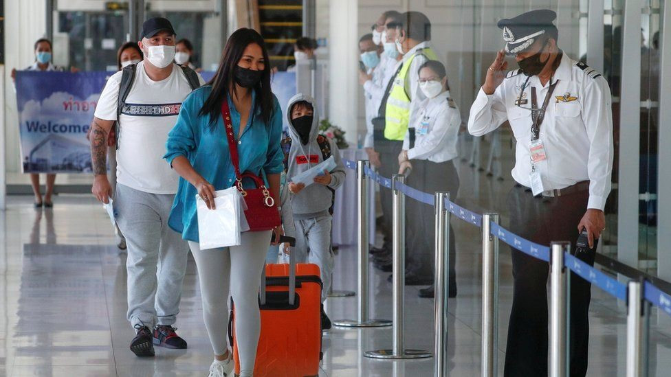 Những du khách quốc tế đầu tiên đến Phuket vào ngày 1.7. Ảnh: Reuters