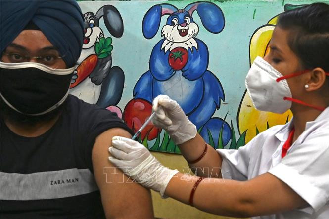 Nhân viên y tế tiêm vaccine Covid-19 cho người dân tại New Delhi, Ấn Độ. Ảnh: AFP/TTXVN